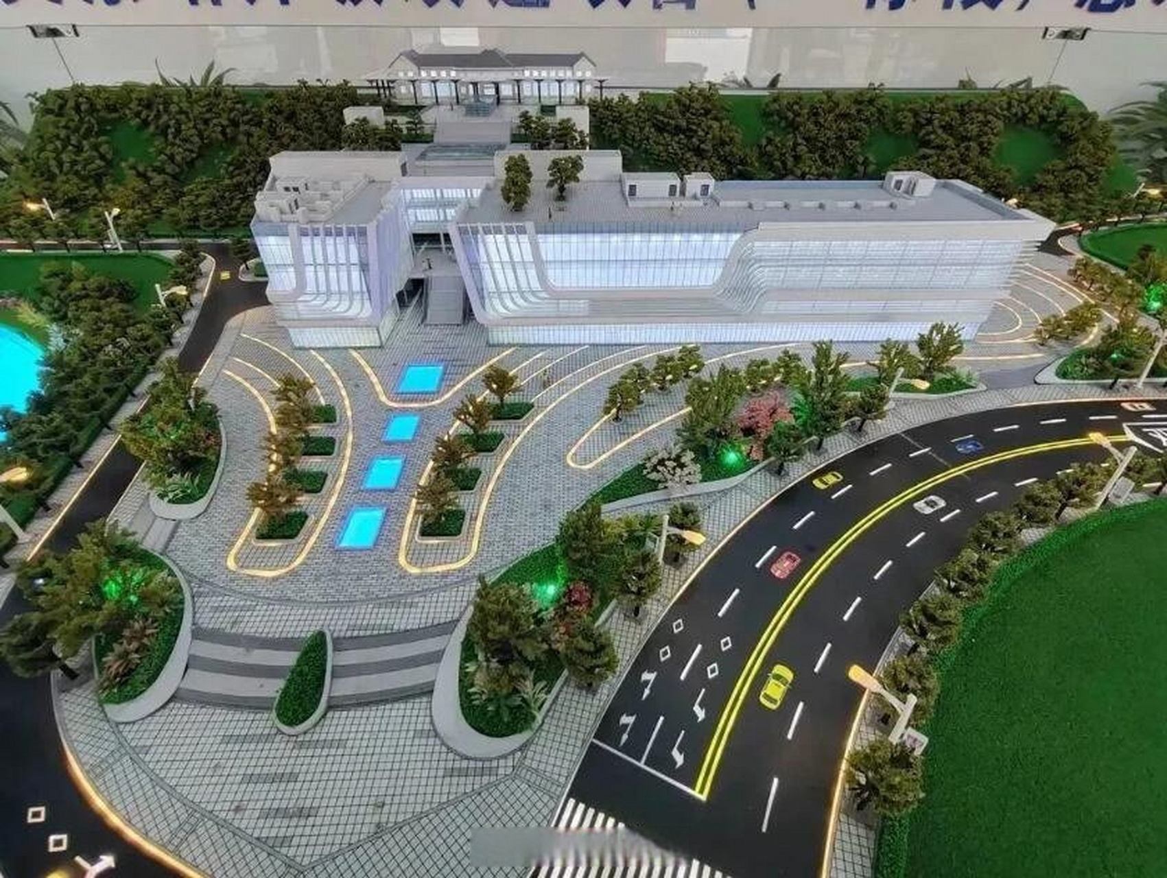 【大英东站升级改造最新建设进度】该项目中,便民服务中心建筑,旅馆