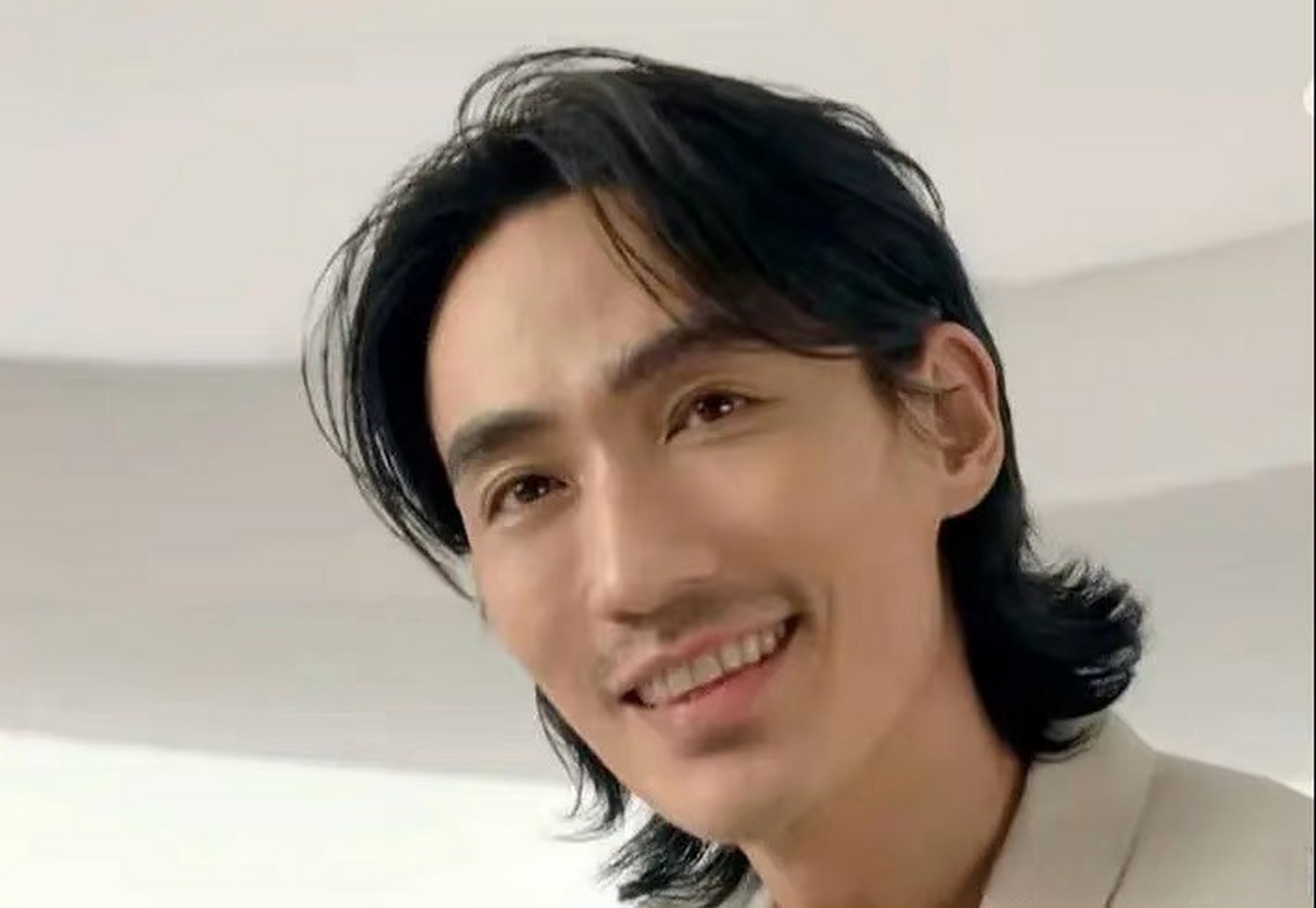 朱一龙减肥太狠了,现在完全是个瘦老头了,脸上都挂不住肉太显老了.