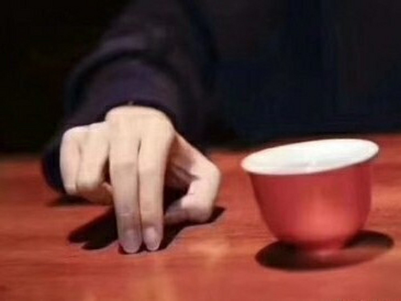 茶桌礼仪:叩茶礼 1,长辈给添茶:应伸出右手掌心朝下握成拳,在桌上轻轻