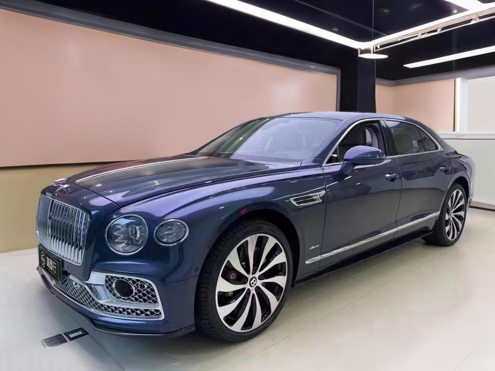 这个颜色的宾利见过没?流星蓝~ 灯光下竟然有点偏紫色?