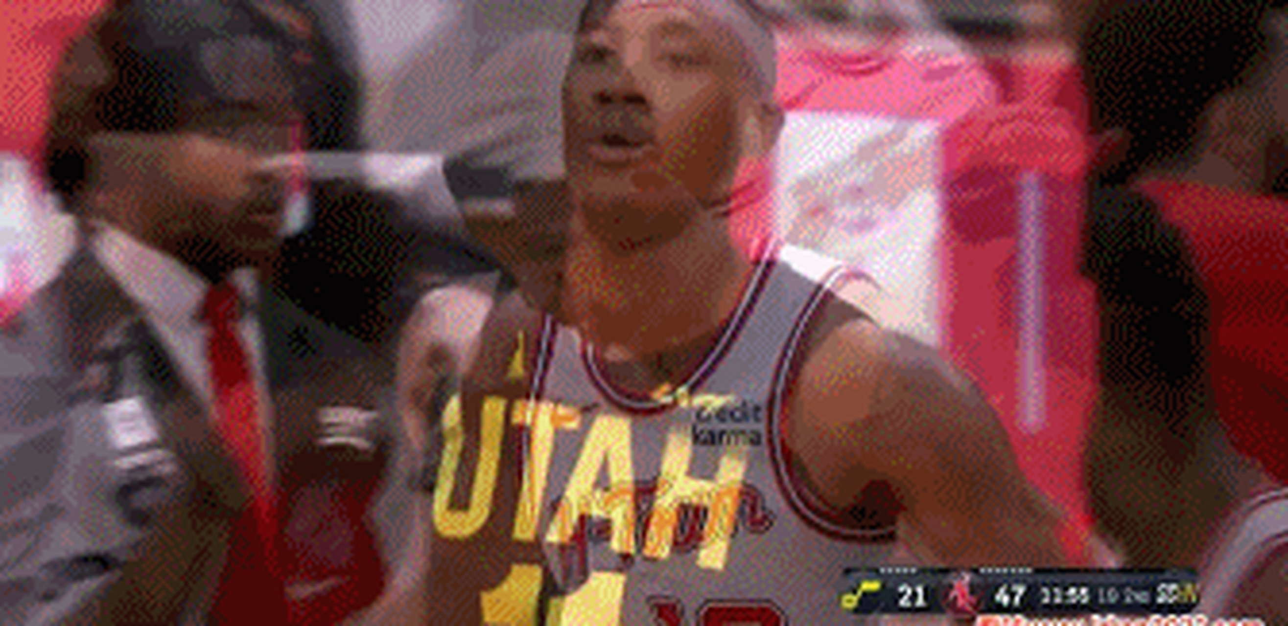 邓恩和小史密斯由推搡变成互相抡拳,虽然一下没打着,但具有攻击性动作