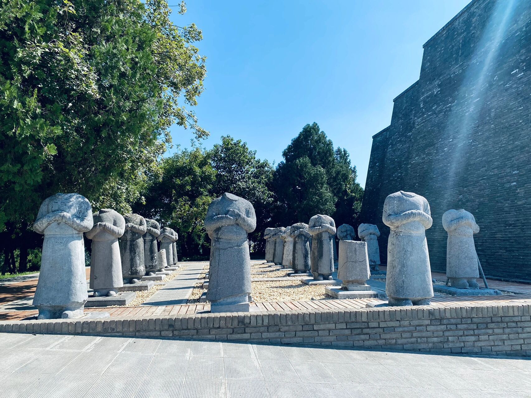 乾陵 乾陵是陕西关中地区唐十八陵之一,位于陕西省咸阳市乾县县城北部