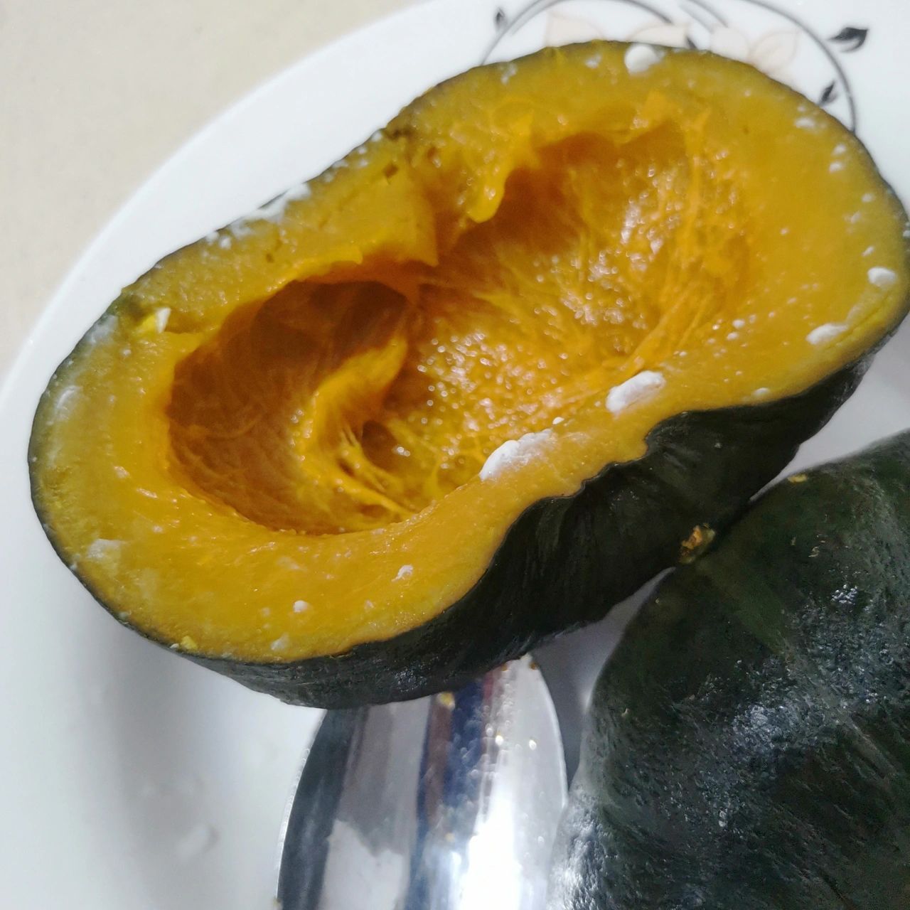 贝贝南瓜蒸出白色物质,这是正常的吗? (第一次自己蒸,不太熟悉,求解)