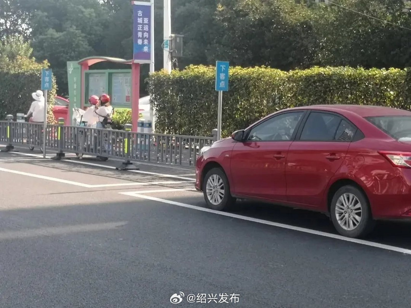 8月12日,市民刘先生驾车来到绍兴市人民医院就医,他发现,医院主通道