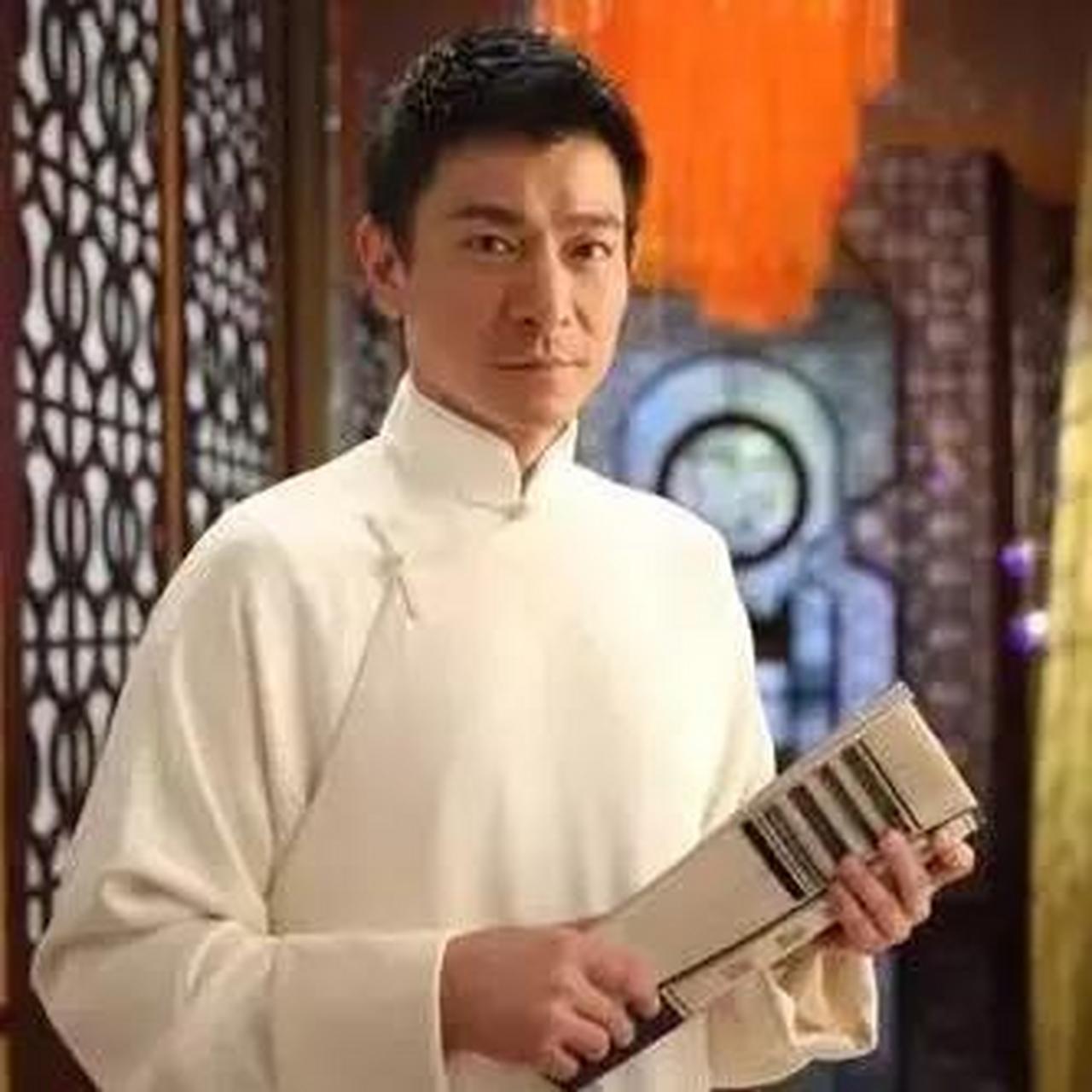 在1997年,刘德华唱《中国人》时,纷纷被媒体嘲笑:"太老土.