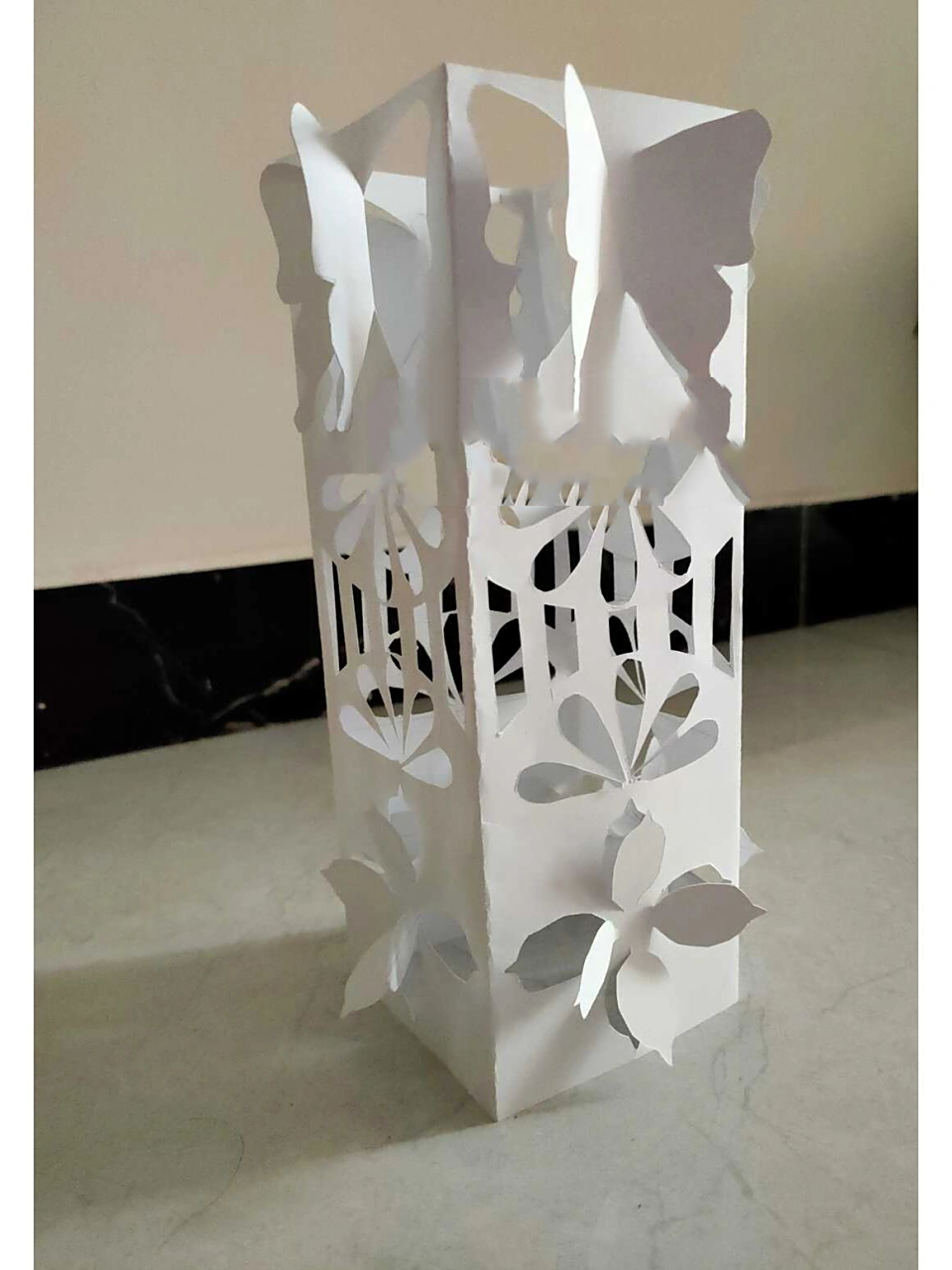 立体构成中柱体最简单的做法～ 先在卡纸上画出草稿模型,如果小蝴蝶不