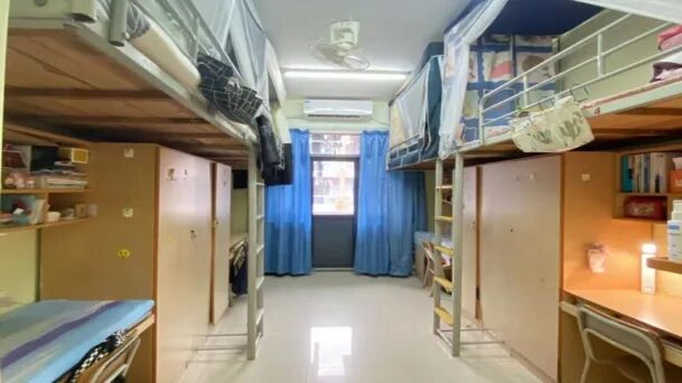 万里居住环境 浙江万里学院宿舍为四人寝,上床下桌配套空调和独立卫浴