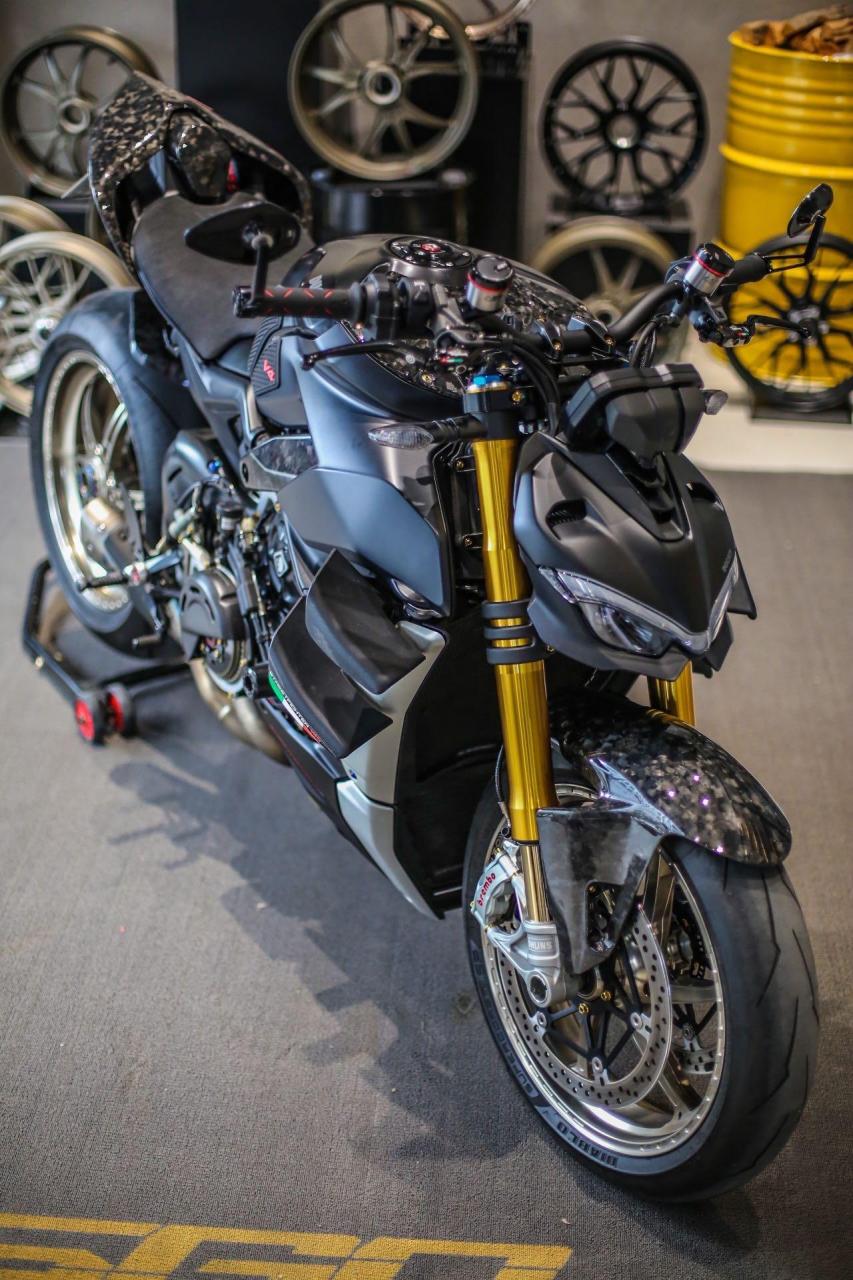 21年杜卡迪街霸v4s暗黑版.行驶6600公里,四手户.