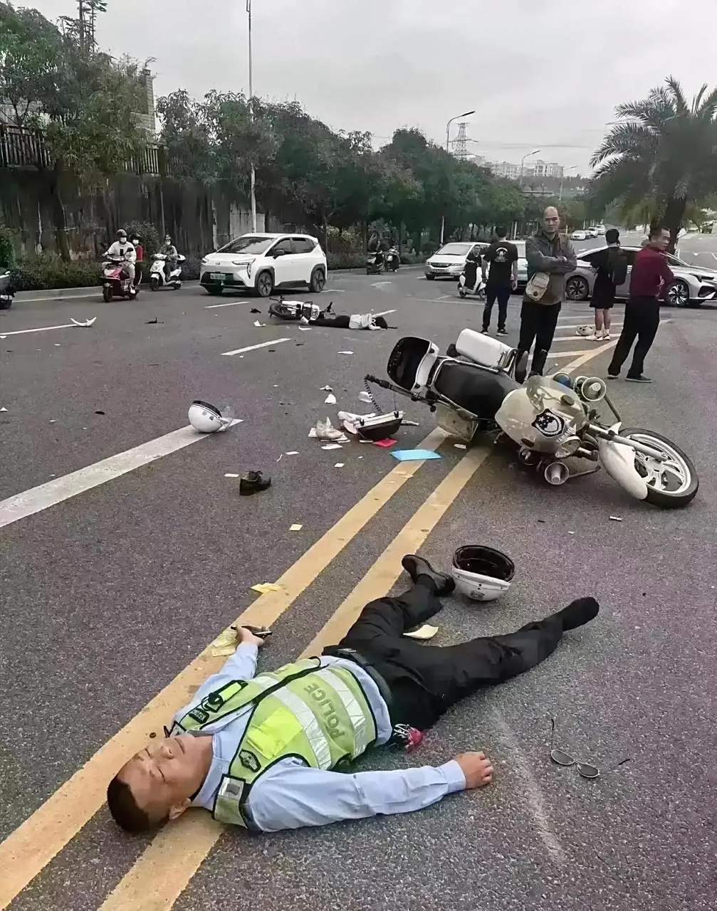 交警被撞,目击者的行为值得深思.