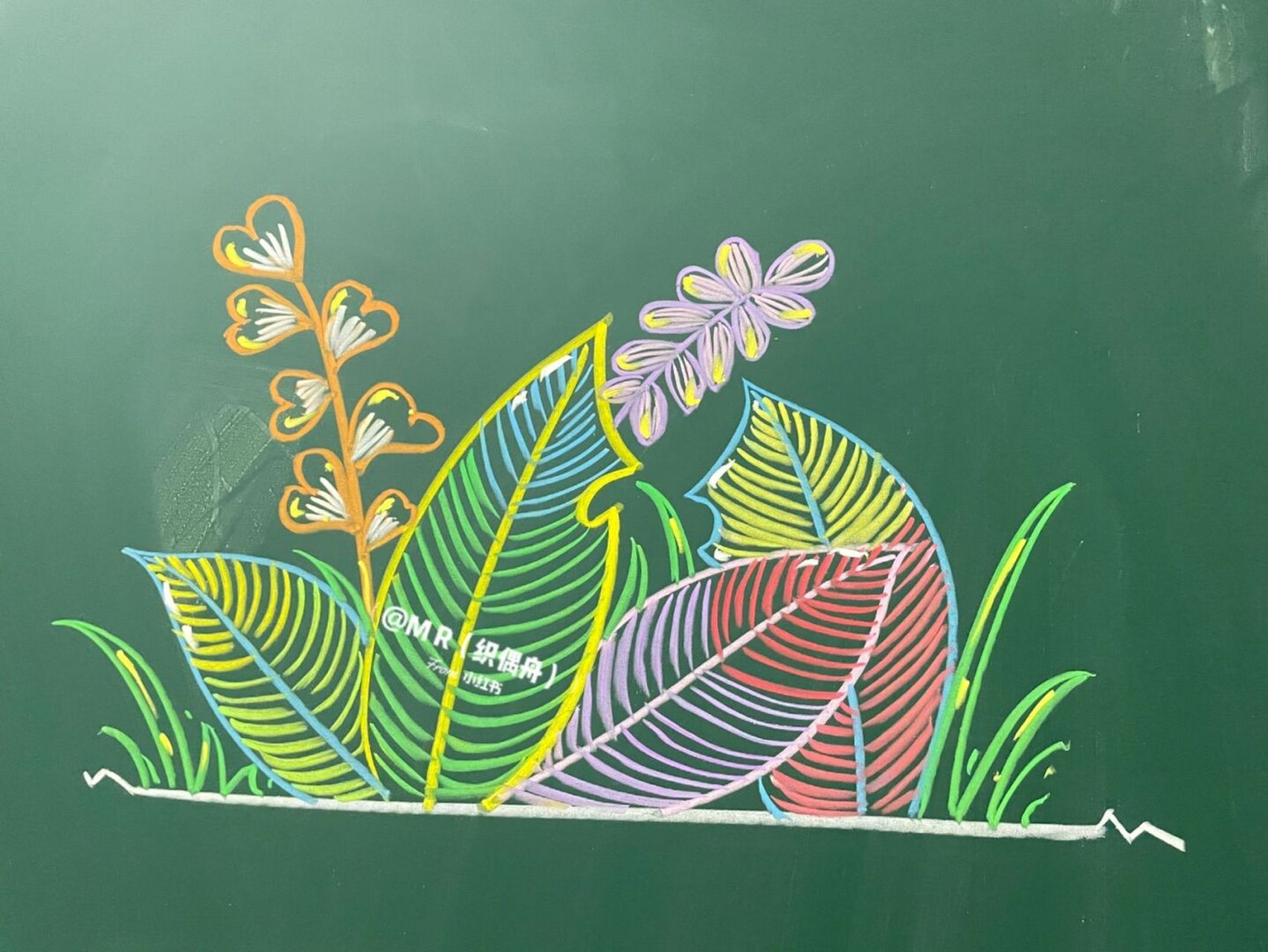 更不上日程了   只能来个敲级简单的黑板报素材啦 #粉笔画# #黑板报