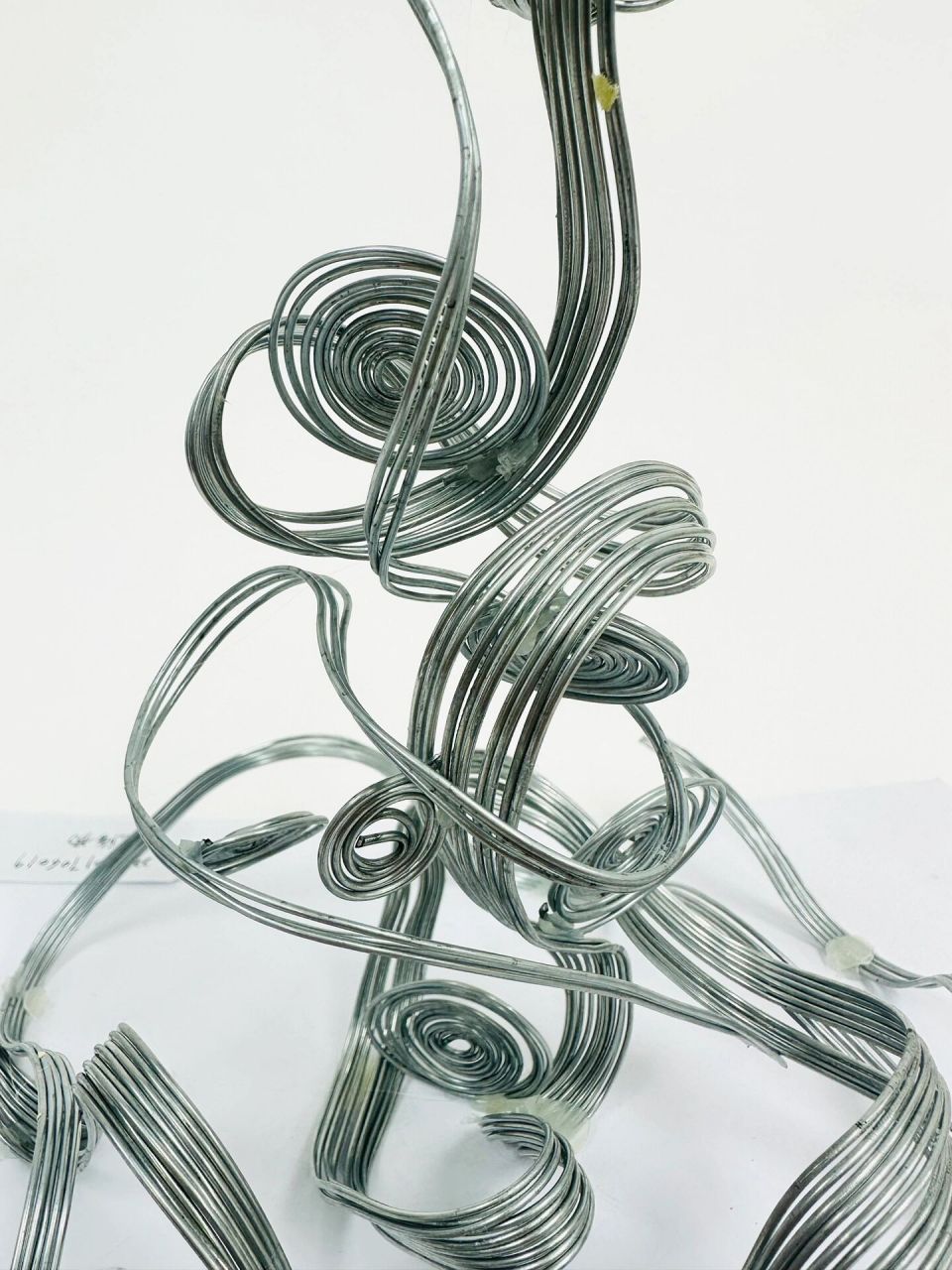 立体构成作业分享:缱绻 这个作业材料非常简单直白,铁丝而已,却充分