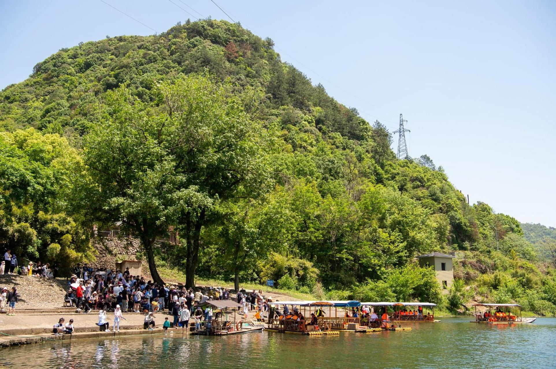 【桐庐天目溪漂流景区吸引八方来客】人随筏走,景随流转,这几天好天气