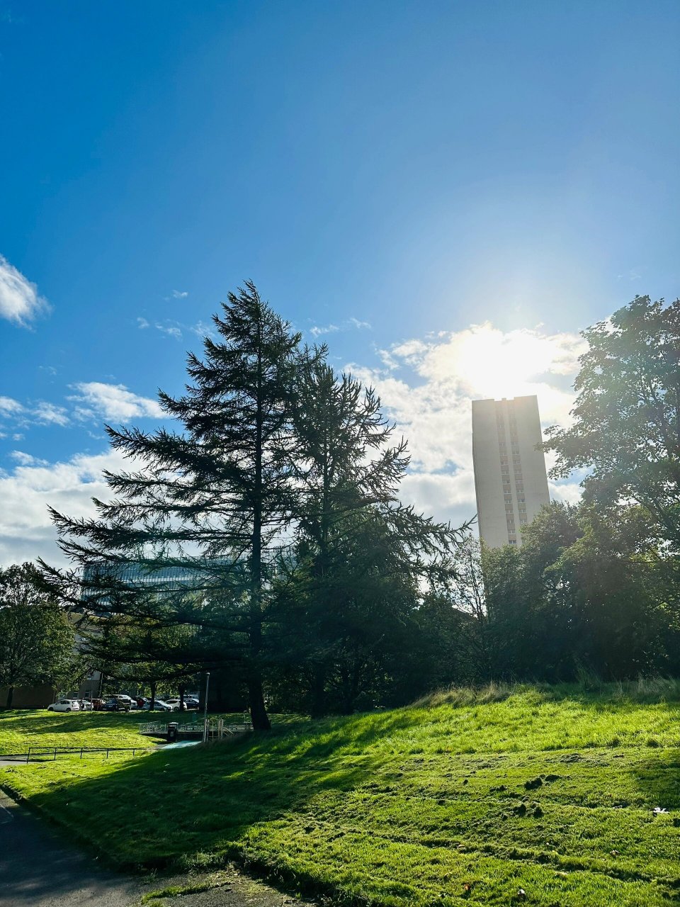多变的英国天气 艳阳高照也要给你下一会毛毛雨