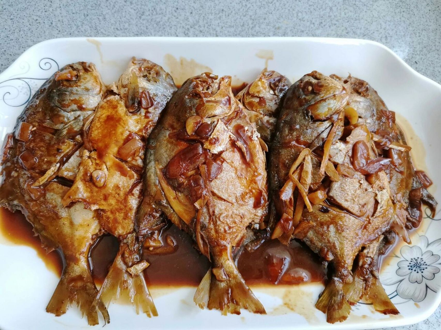 红烧鲳鱼(家常版) 在家就可以做好吃的红烧鲳鱼啦 用到的食材:银鲳鱼