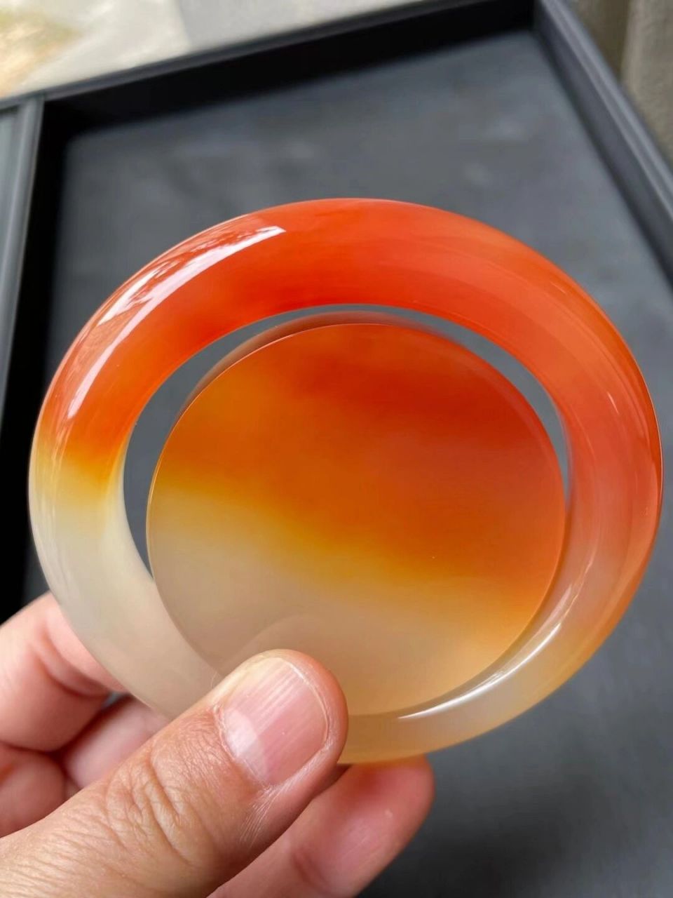 黄龙玉手镯山筋料 黄龙玉手镯看起来美美哒