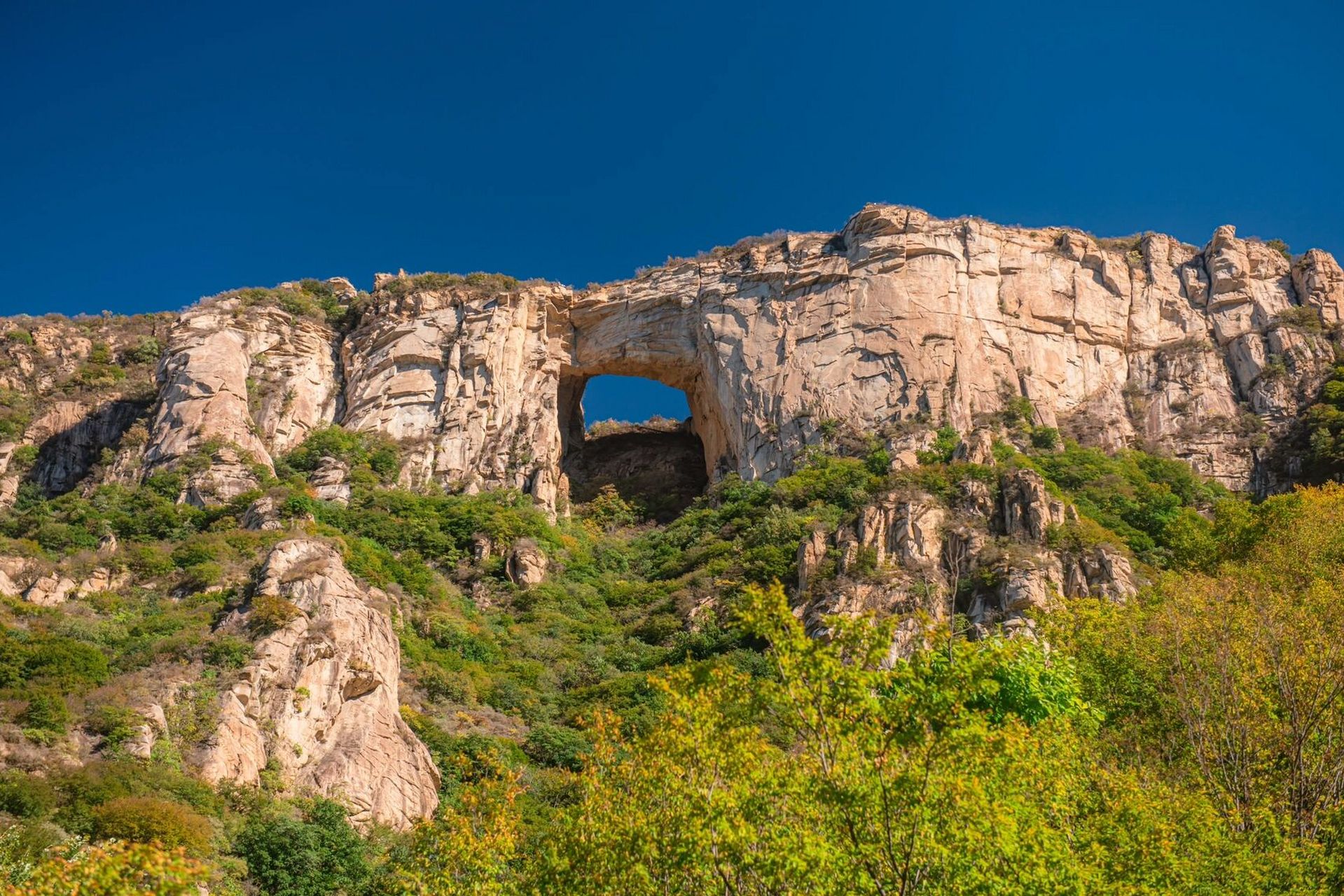 而我要推荐的观景点,是密云天门山洞口和洞顶.