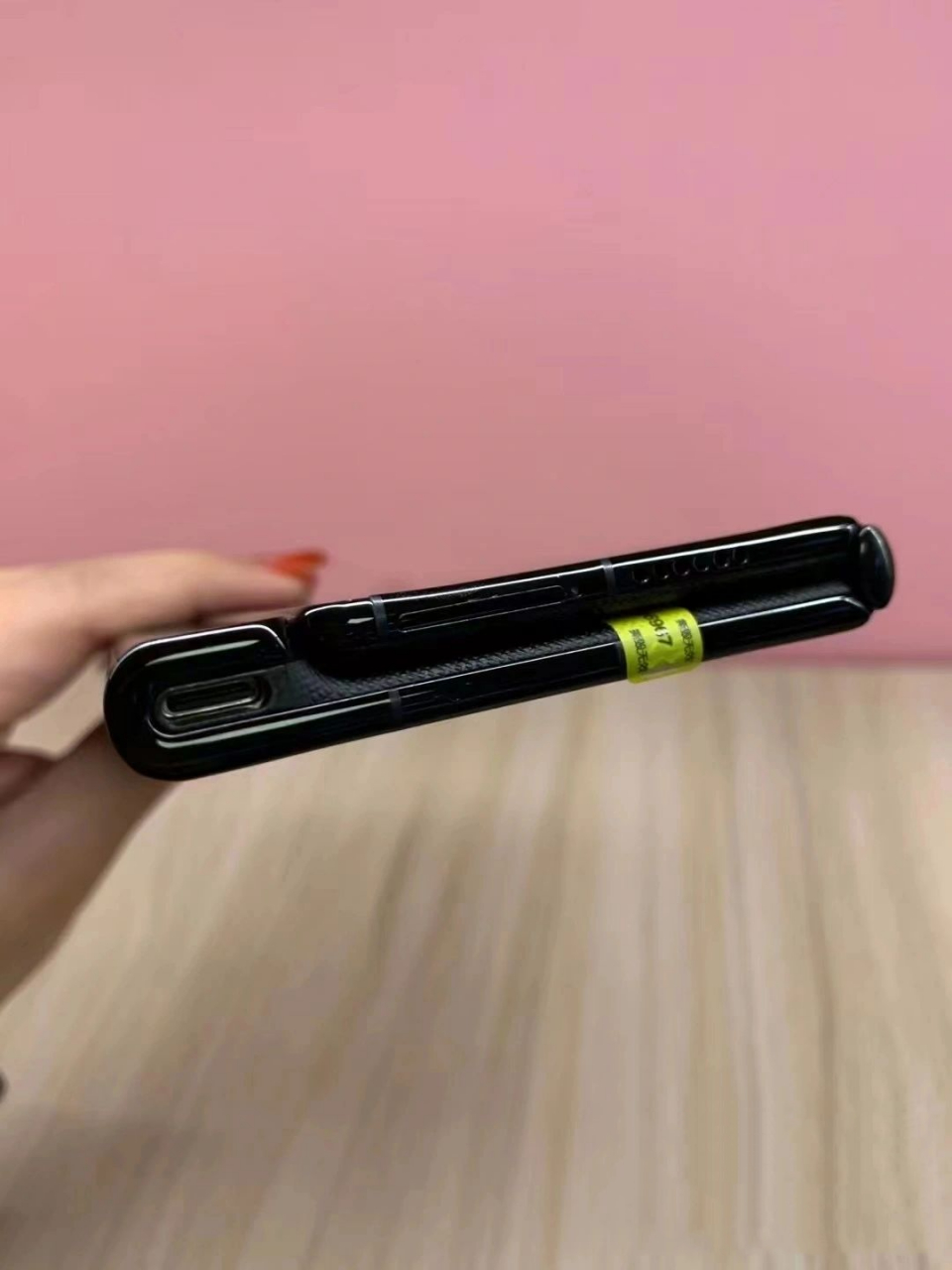 xs 2这款手机采用的是前一后三的相机组合,前置摄像头的像素为1070万