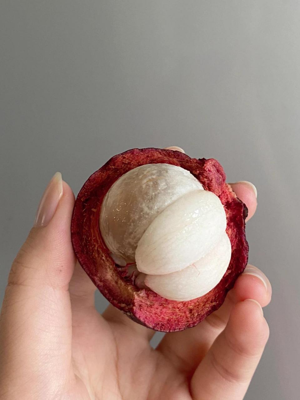 家人们 第一次吃山竹 这是怎么回事啊 难道不应该都是奶白色的吗 这