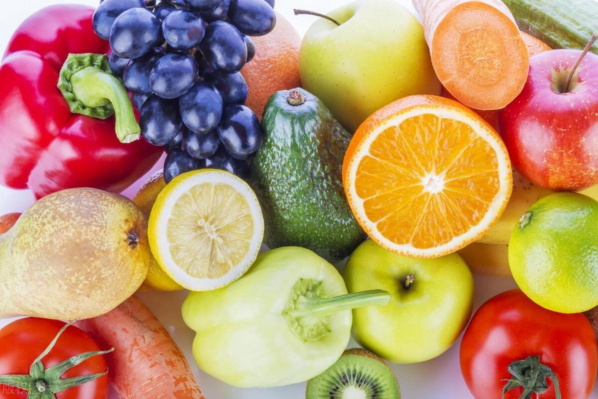 颜色:一般来说,颜色鲜艳且均匀的水果通常是新鲜且美味的.