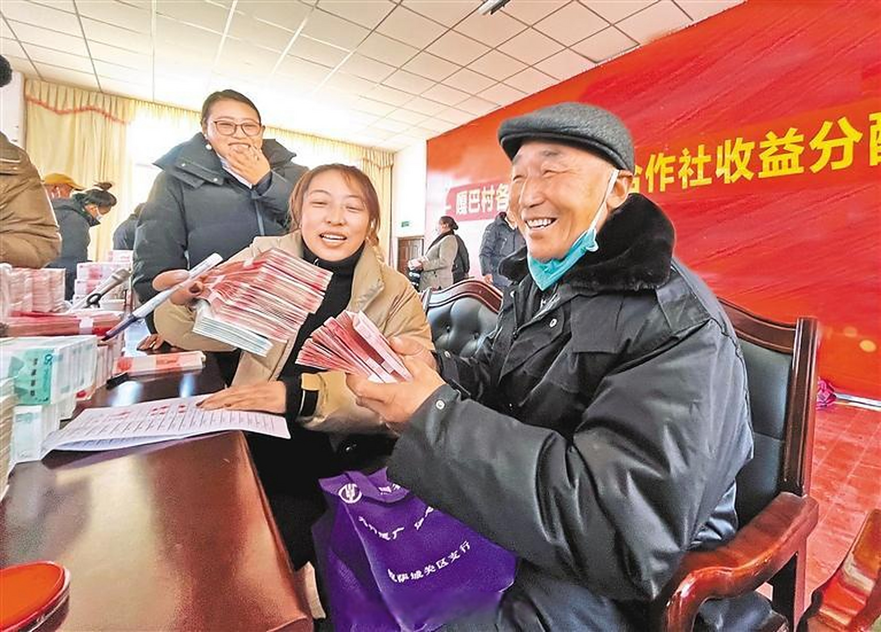 【拉萨市城关区纳金街道嘎巴村:村民成股东 分红暖民心】1月30日上午