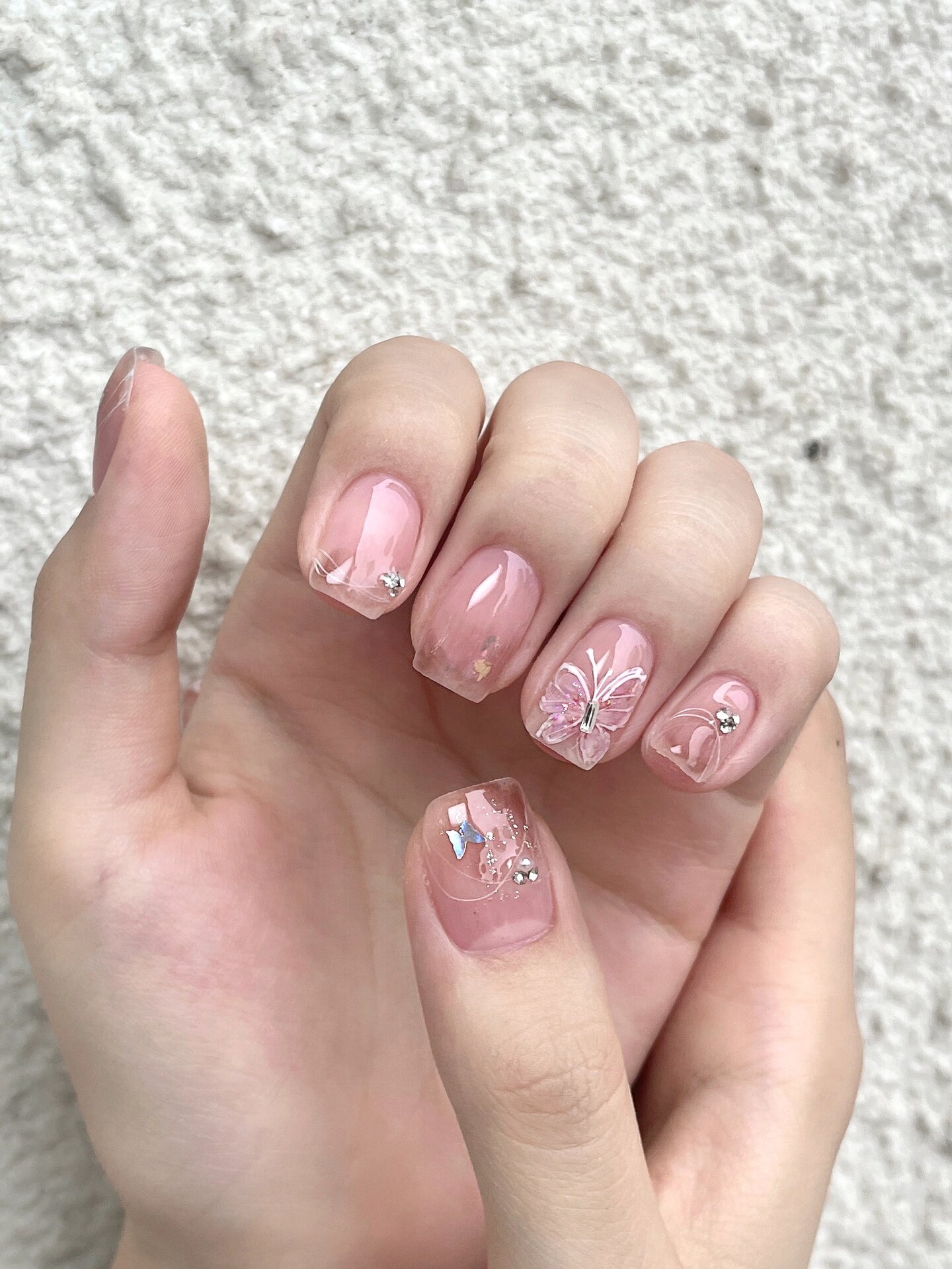 短甲款式分享|秋意小蝴蝶美甲 裸色随意晕染一点点半透酱紫 水灵灵的