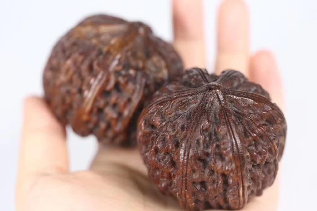 矮桩六棱狮子头核桃一对「旧藏」直径5.3cm