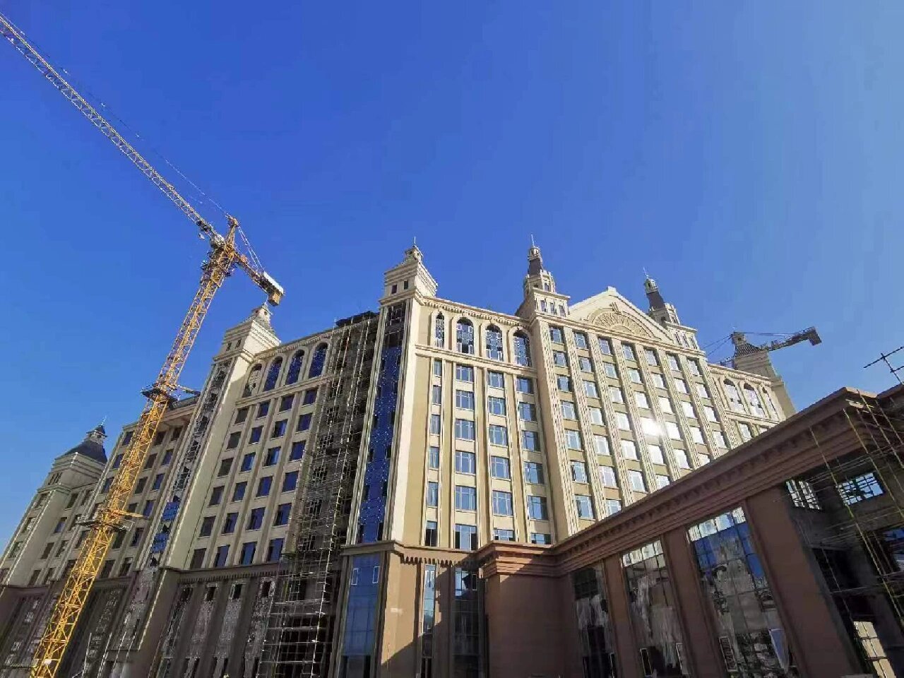 去看了建德恒大御泉四季项目现状,公建配套都在建设中,项目已经复工