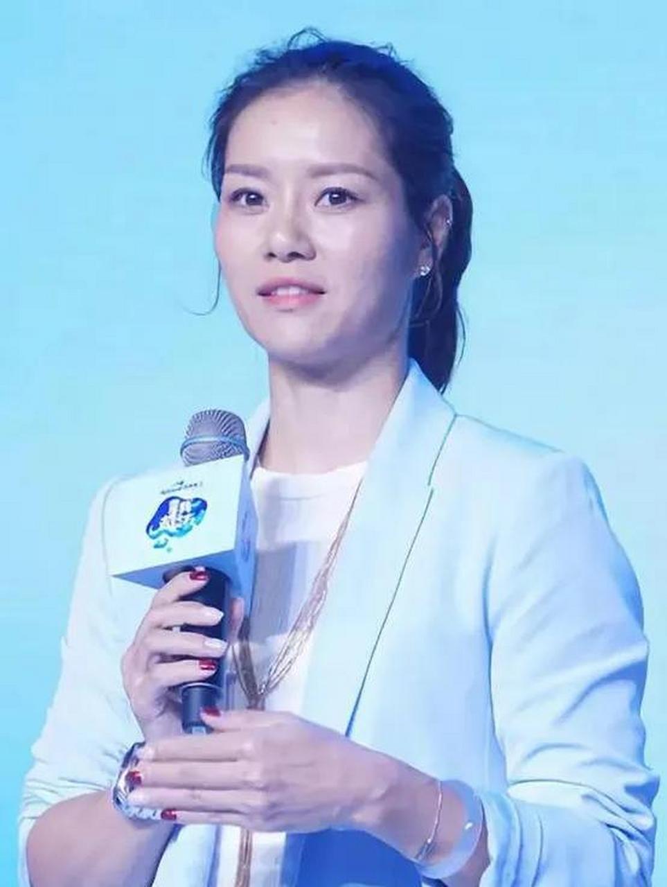 网球李娜这是大变活人了吗?