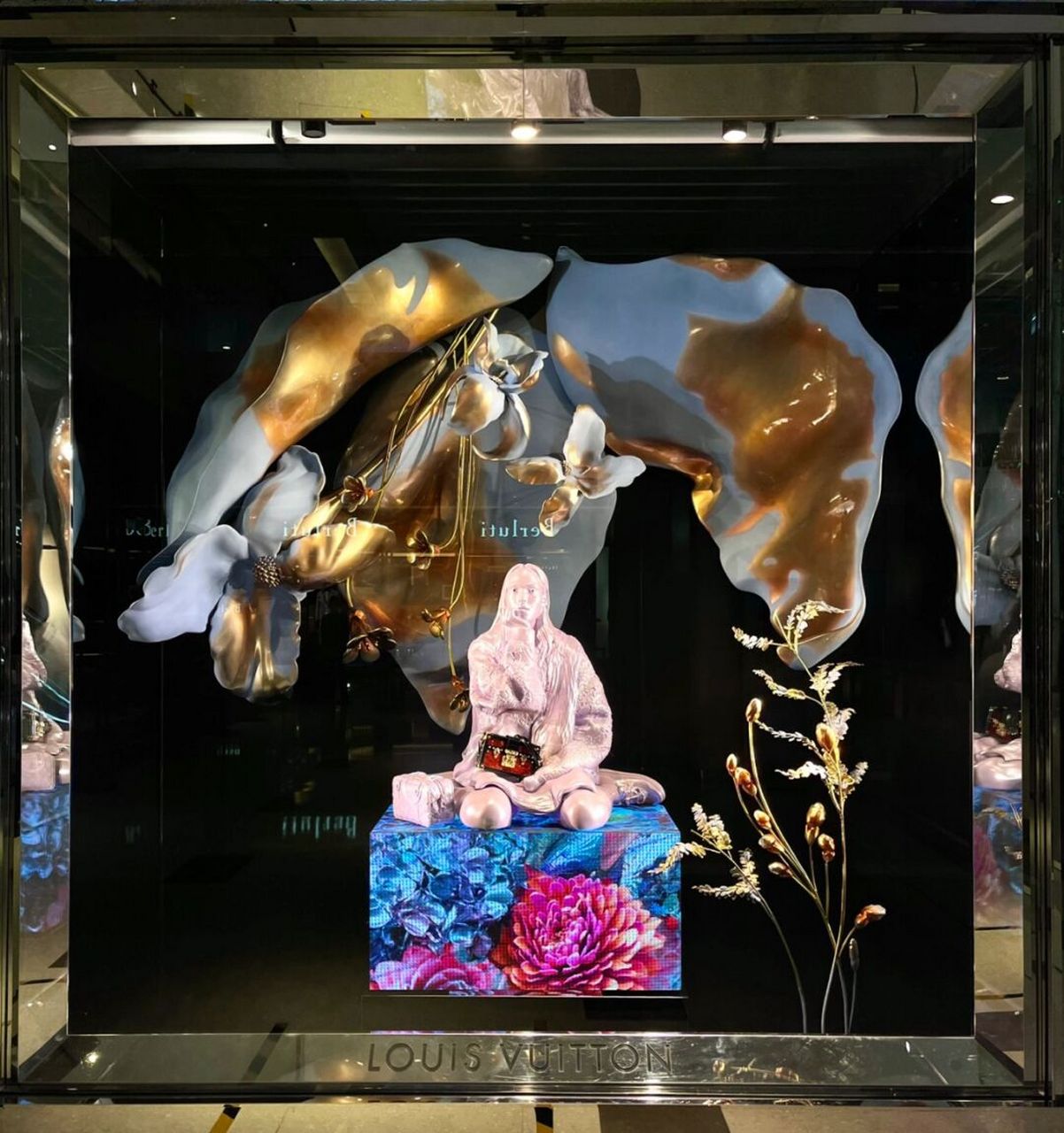 vuitton 橱窗 aw22 lv的橱窗 是由nicholas ghesquiere aw22系列而来