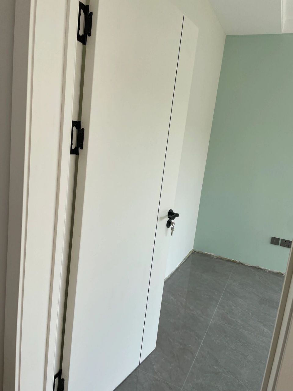 杏子灰配白门,也是绝绝子🧐 墙面杏子灰,没有加全部色浆,所以比正常