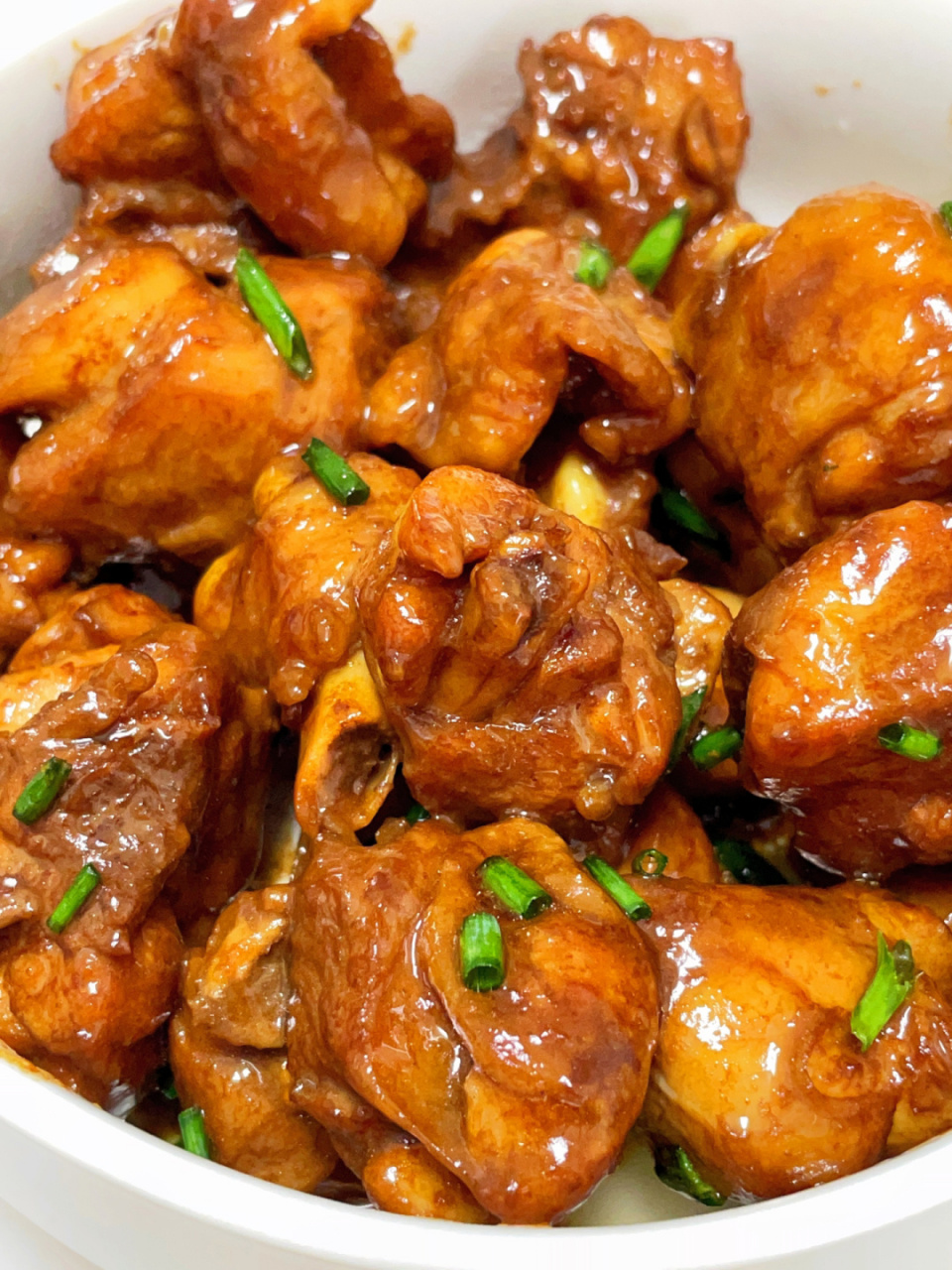 鲜嫩多汁～ 答应我,一点要试试噢～ 90材料:鸡腿,葱姜 90鸡腿剁