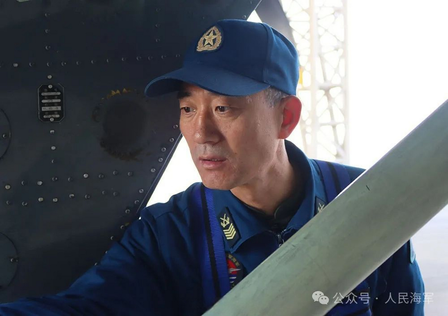 一级军士长邱春暖,是东部战区海军航空兵某团的一名机械技师.