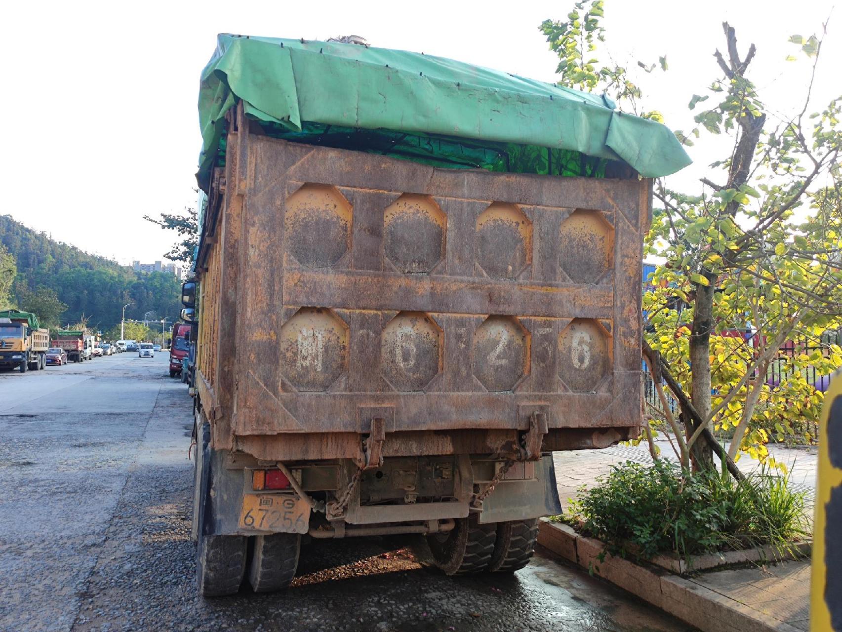 红岩金刚后八轮渣土车便宜出售.