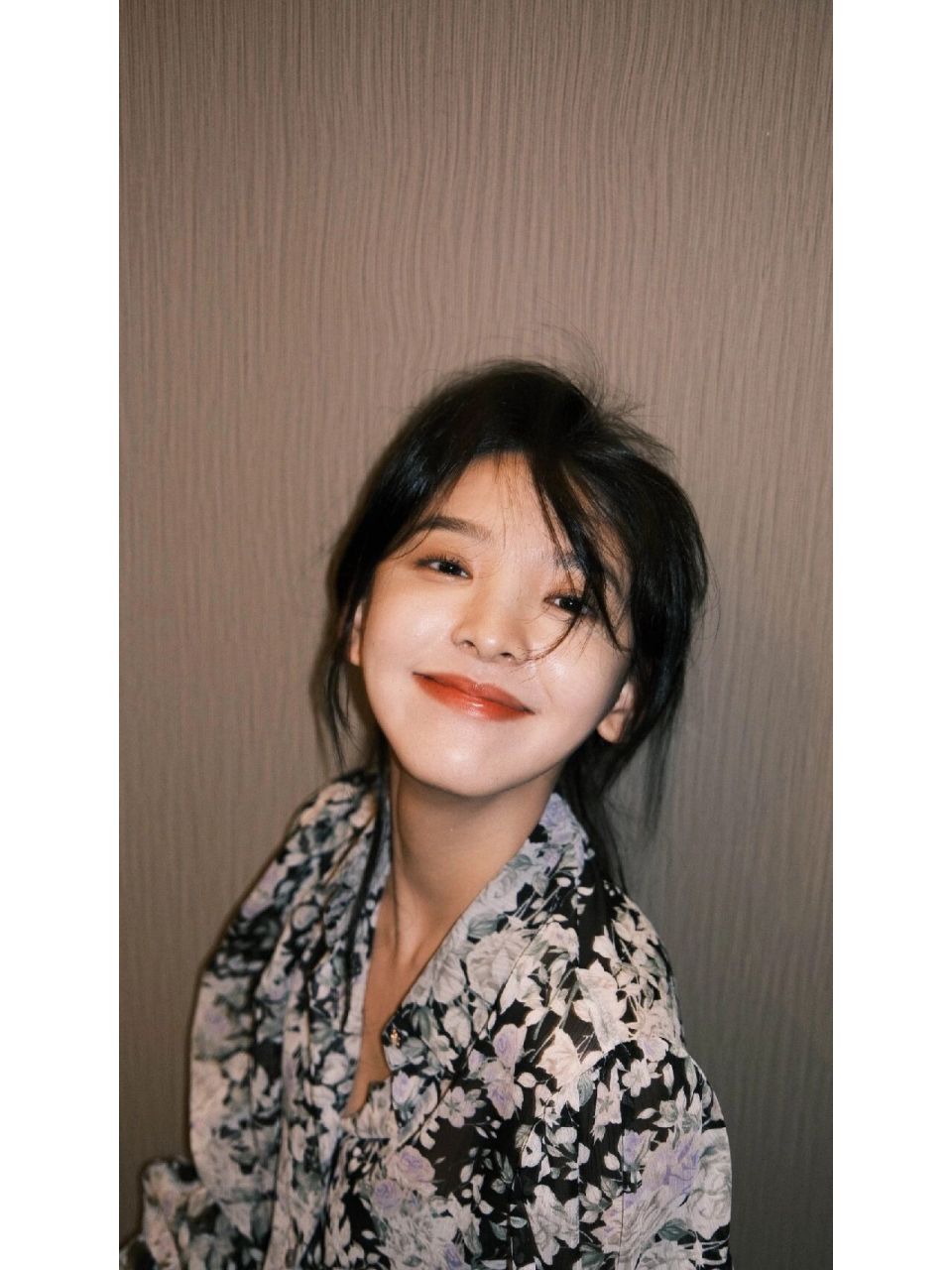 手机壁纸/章若楠      真的非常喜欢这种风格的壁纸