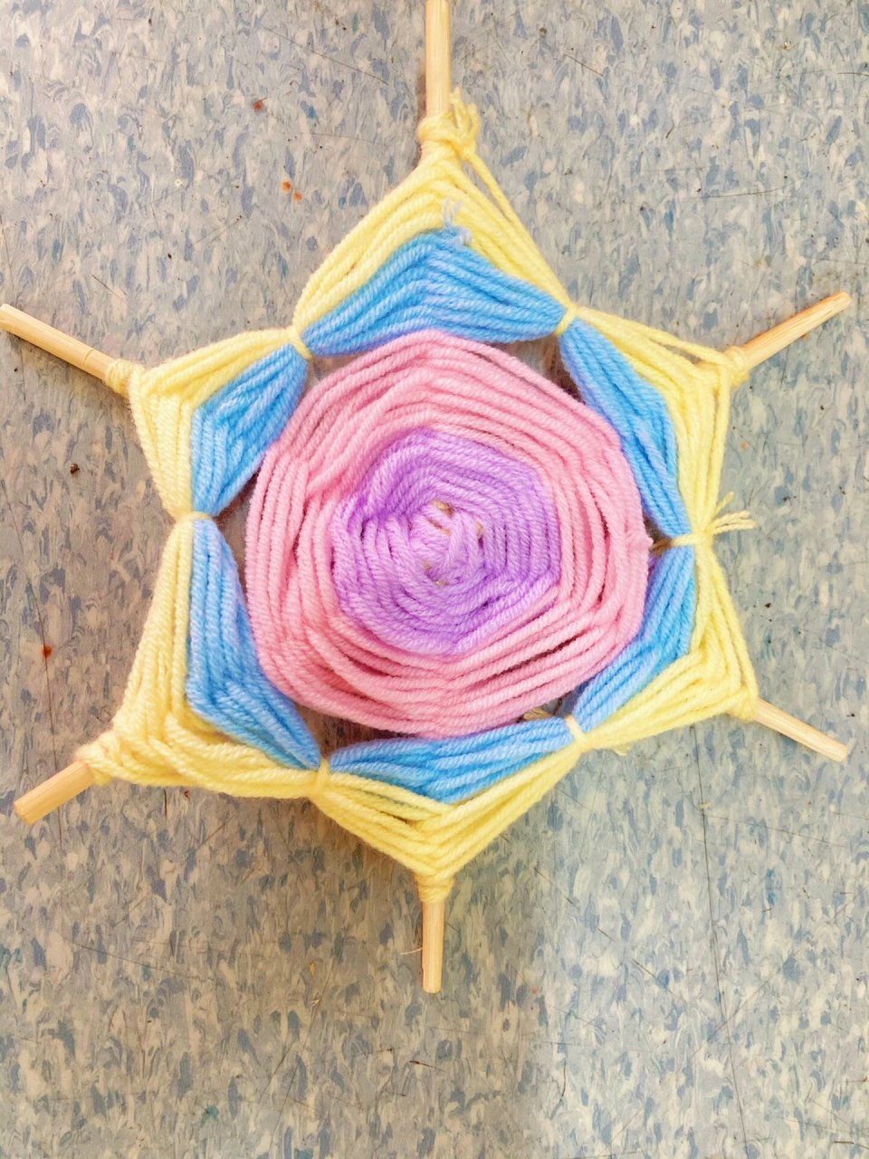 幼儿园区域|生活区:编织蜘蛛网 材料:各色毛线,一次性筷子 适合年龄