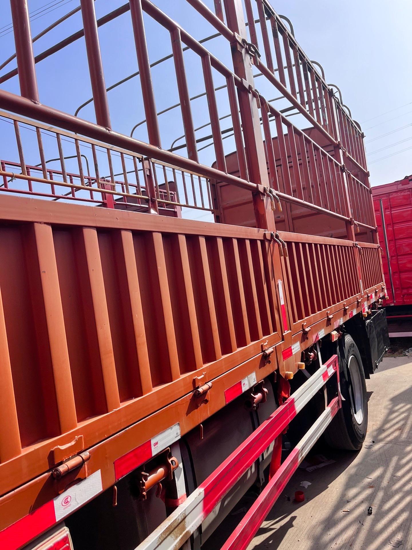 6米8高栏货车.刚到家一台汕德卡6米8高栏车,240马力德国曼发动机