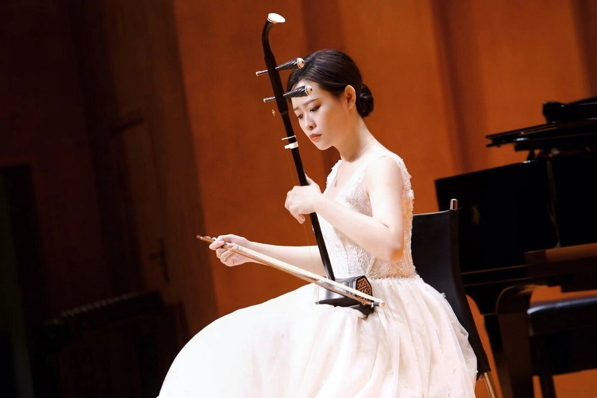 二胡音乐会演出造型 90演出造型 体现表演者的外形,妆发,服装,神情