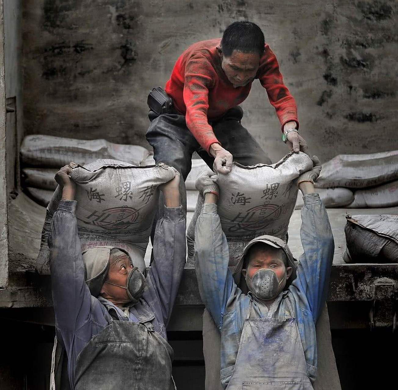 为生计奔波的过程中常常是背井离乡,挥手离亲,这一定会让人心酸和无奈