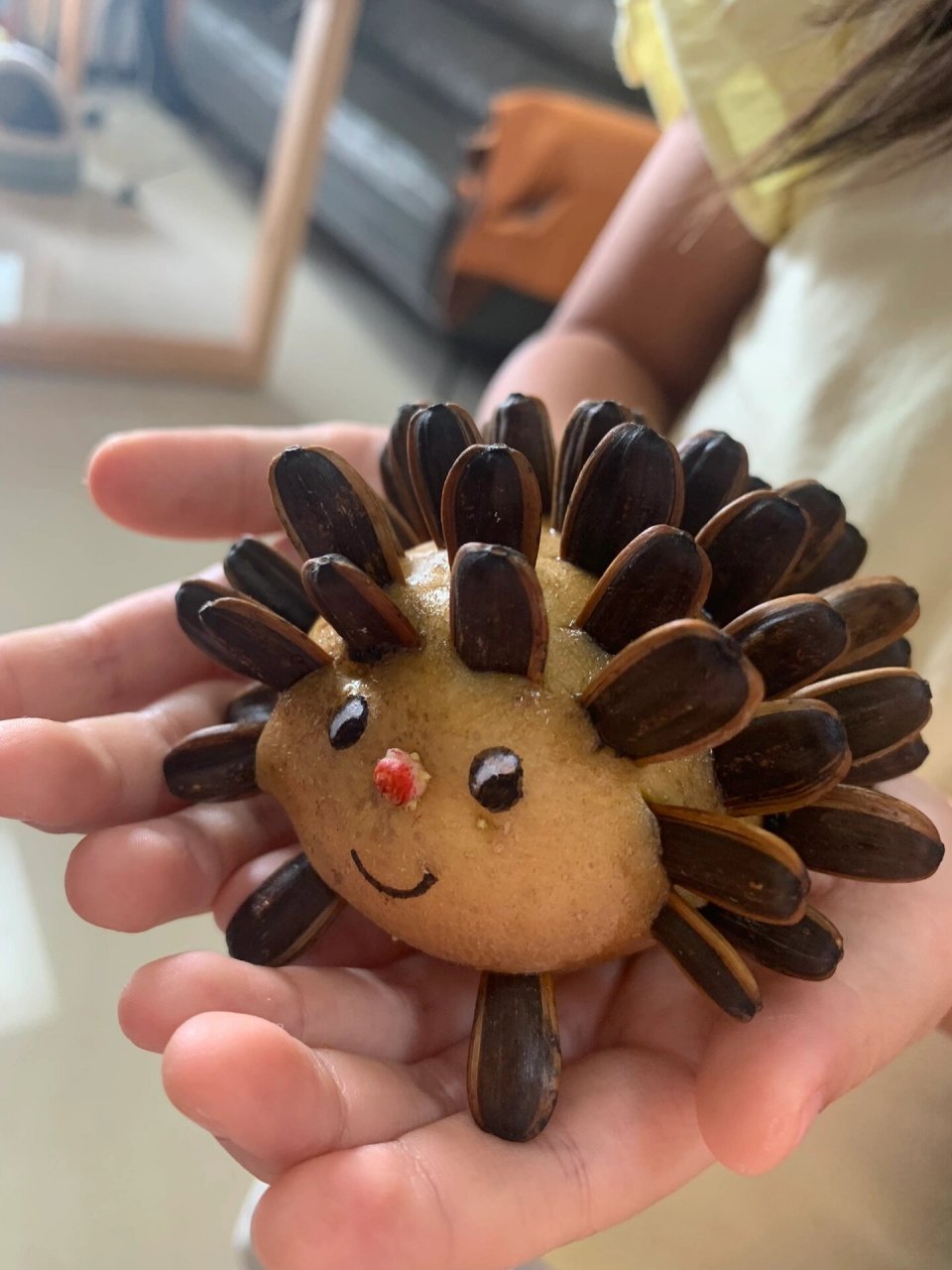 超简单的手工制作,机灵的小刺猬 土豆 瓜子 和孩子一起动手做了一个小