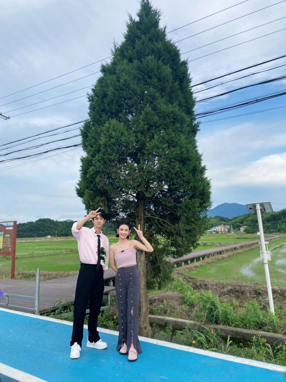 蒋依依发和敖子逸合照  以后也要一起哦