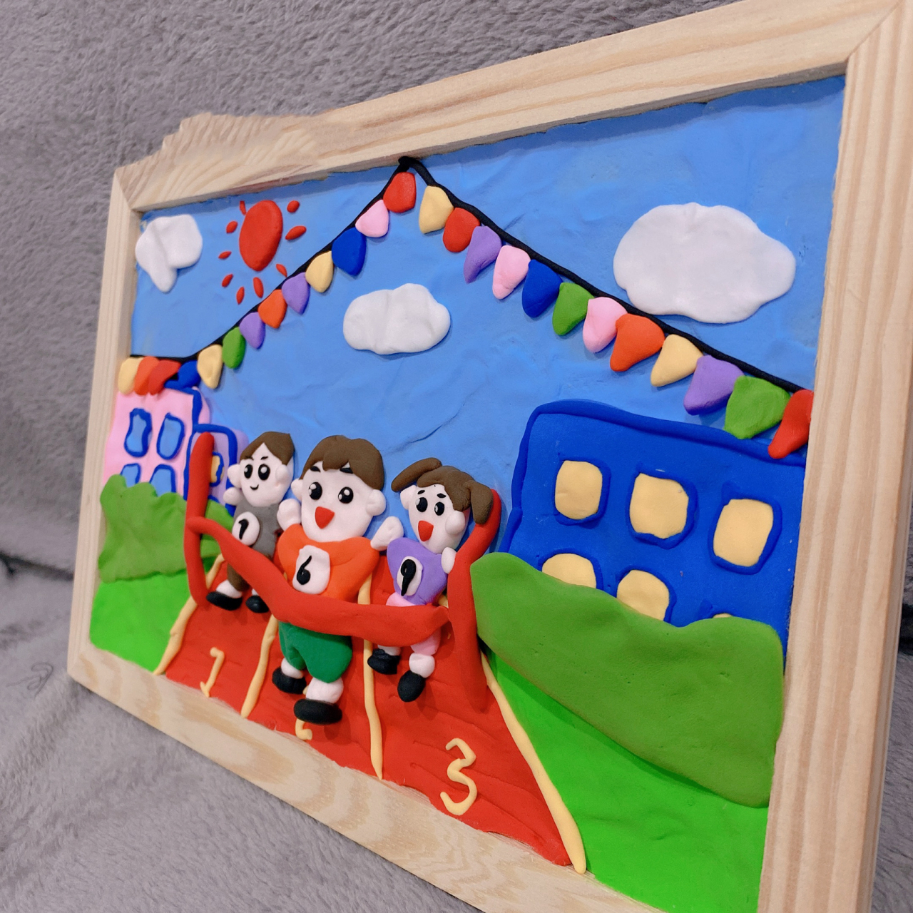 学校运动会超轻粘土画 尺寸:20×30木框 用时:50分钟 参考图在最后