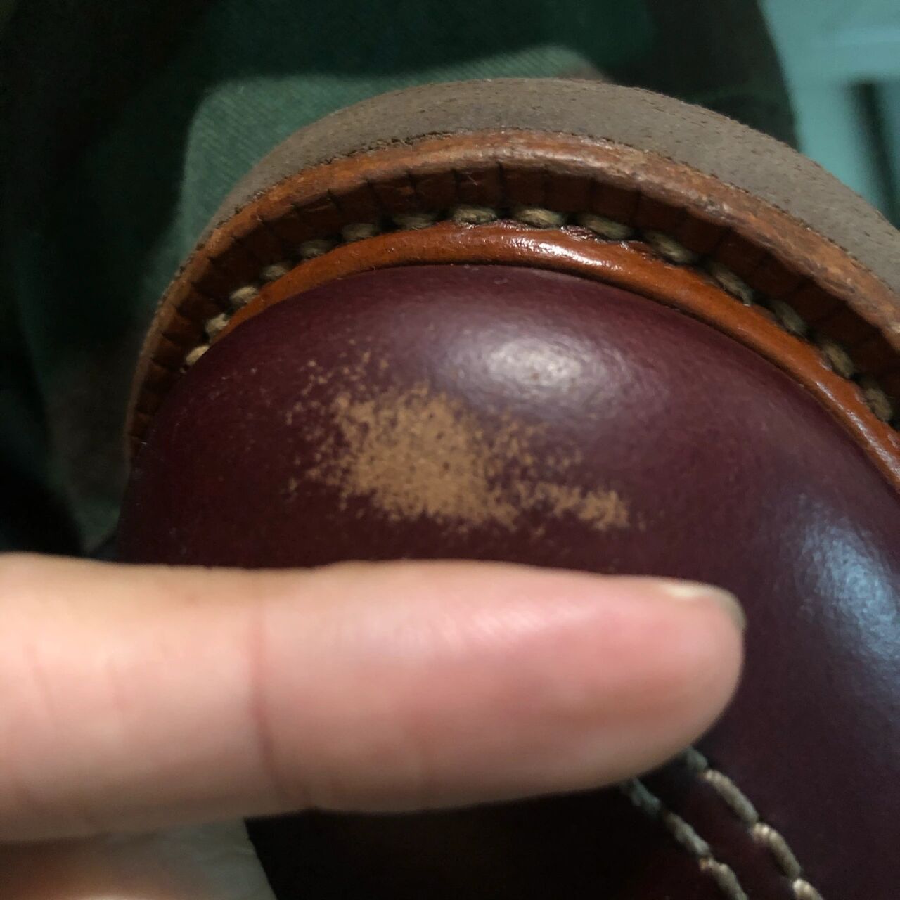 98皮鞋破皮掉色怎么补救? 擦皮鞋的时候开小差,晕