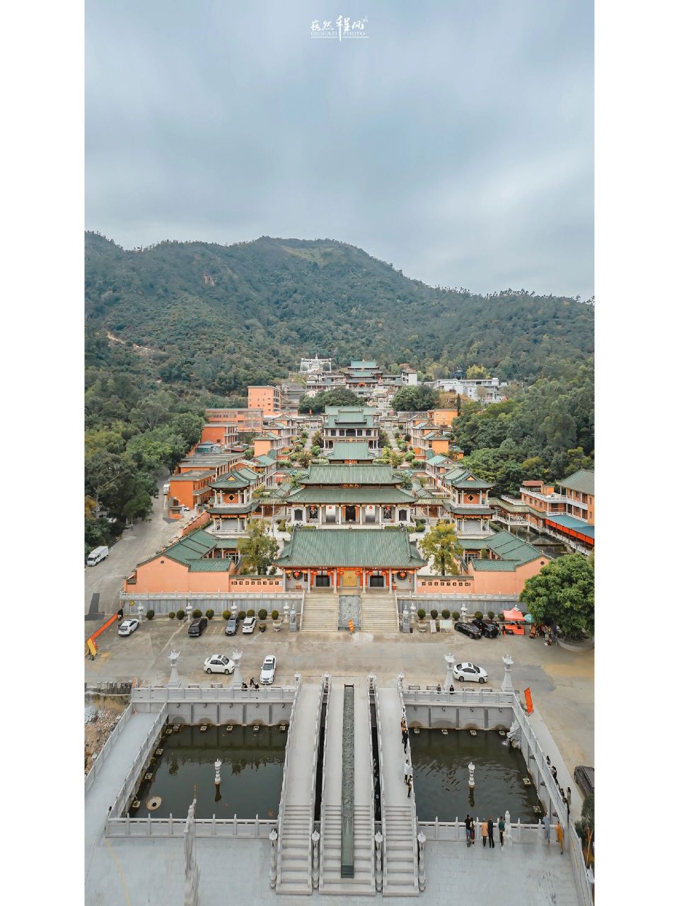 定光寺依山而建,层层升高,长廊,台阶环环相扣,其殿内所供奉的佛,菩萨