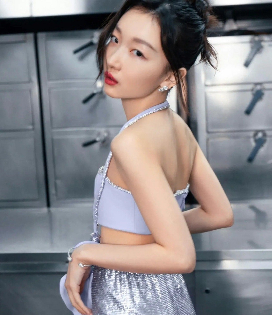 周冬雨侧身拍照,这个角度真的不适合你!