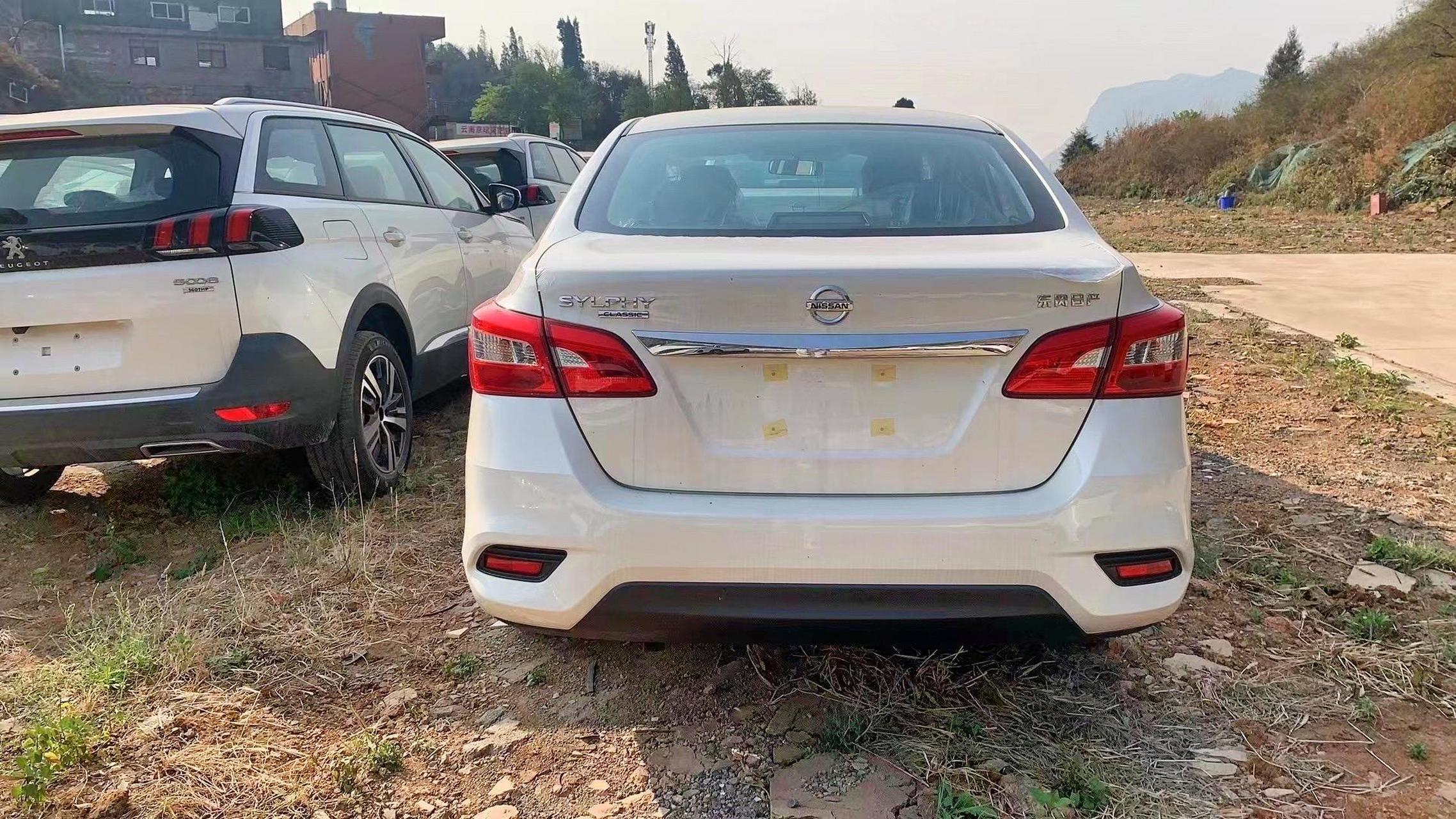 22款 经典轩逸舒适版  指导价108600(珍珠白 2000) 批发价76600 数量