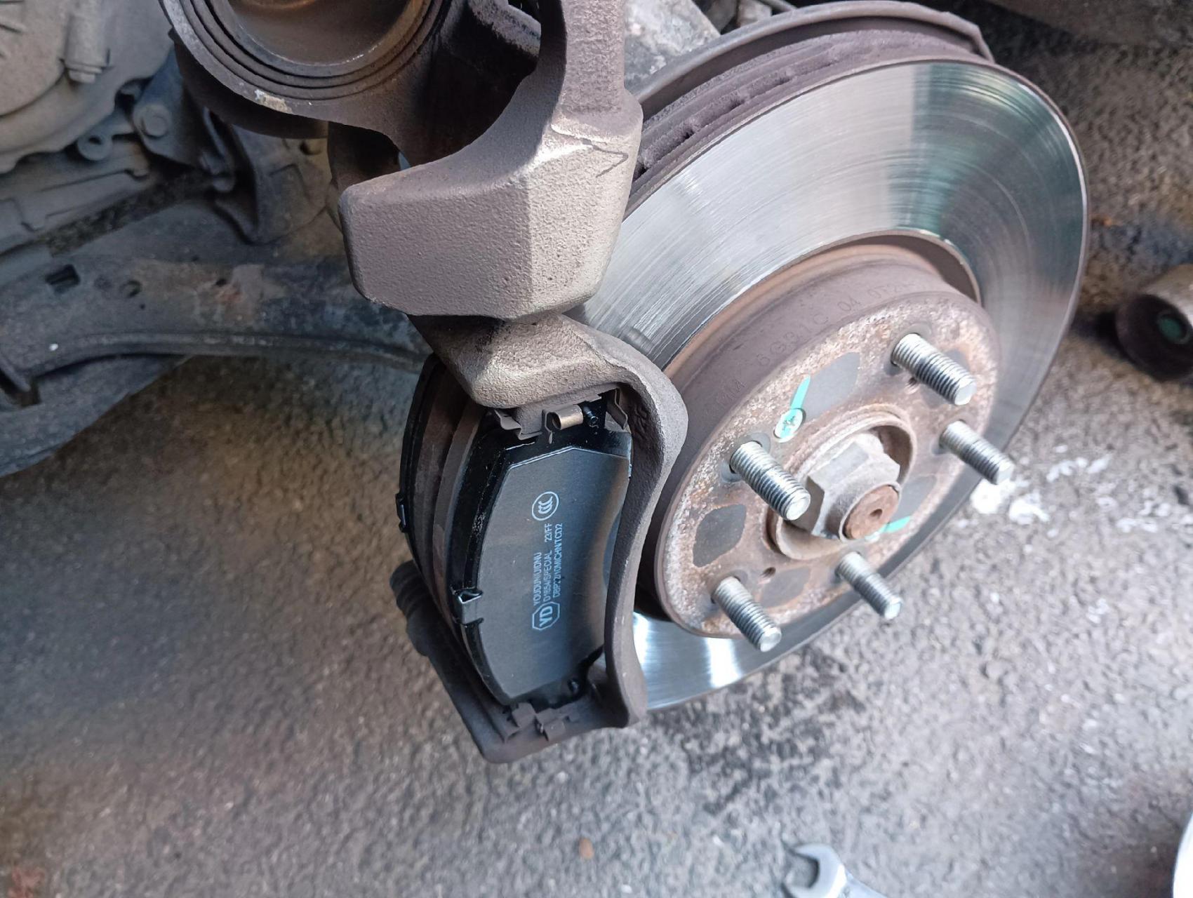 本田九代雅阁 本田缤智同时间换前后轮刹车片,轮胎螺丝按照标准扭矩