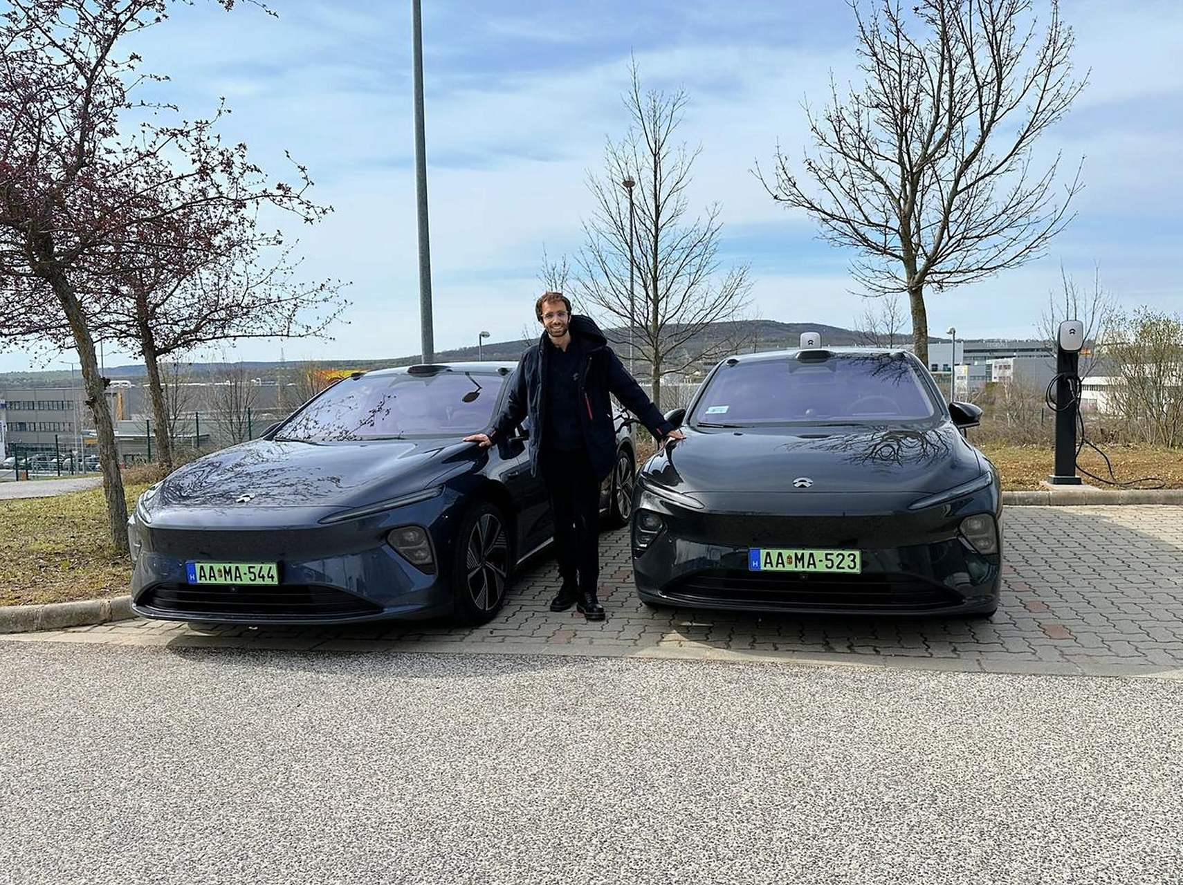 两台蔚来et7首次出现在匈牙利 这个淡绿色的车牌看着也不错啊【来自懂