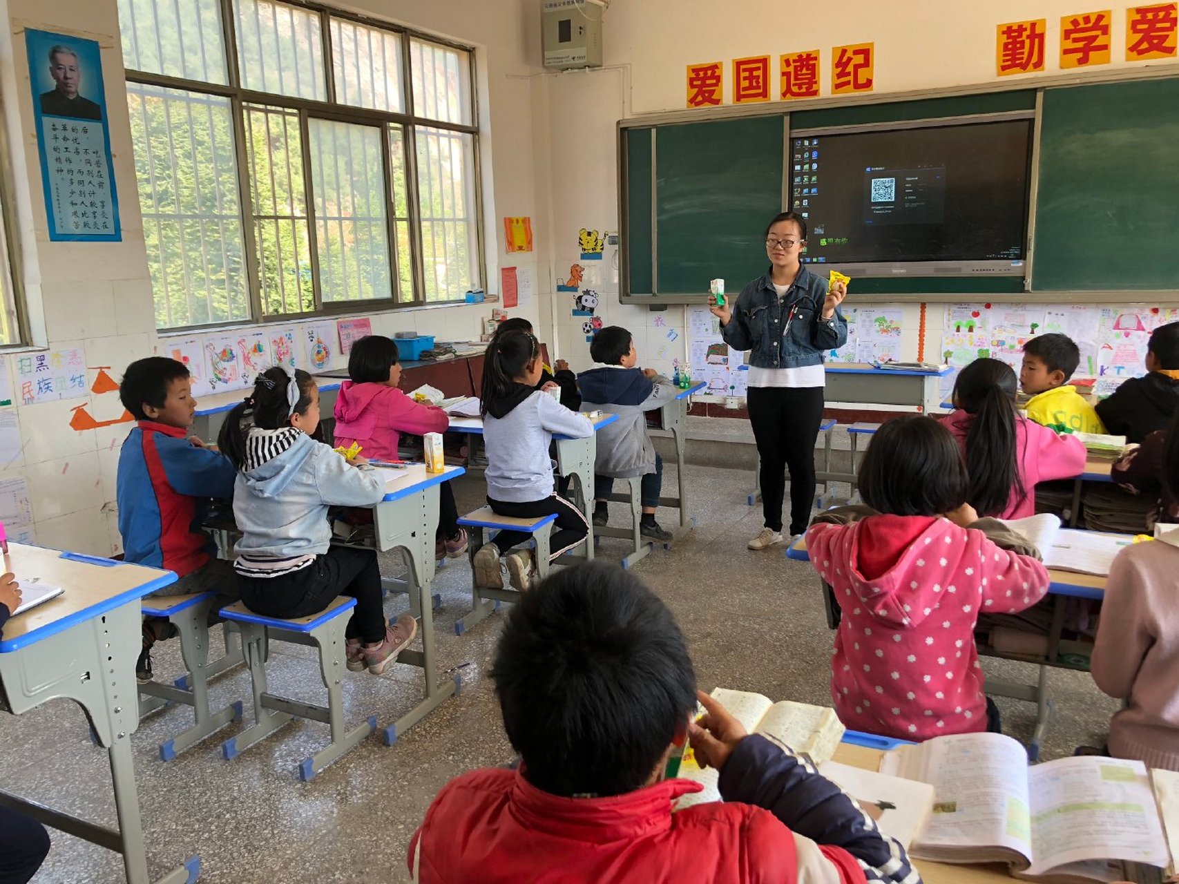 在雲南麗江華坪女子高級中學,校長張桂梅每天堅持陪伴在學生身旁,長期