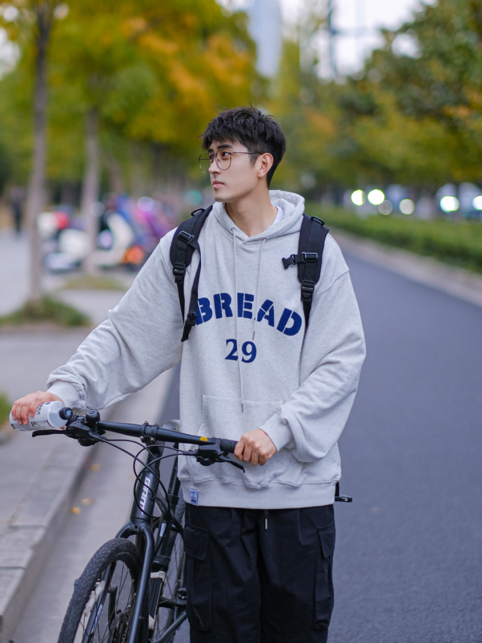 喜欢少年感穿搭的同学,春天就是要来一件薄薄的连帽卫衣,真心好适合