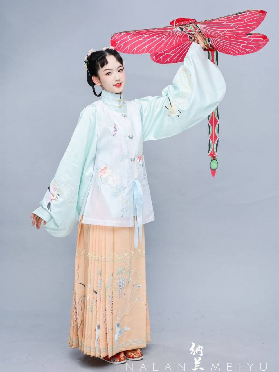 红楼梦之巧姐儿|杭州亚运会服饰秀| "那大姐儿因抱着一个大柚子玩的